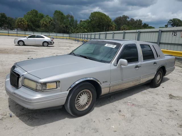  Salvage Lincoln Towncar