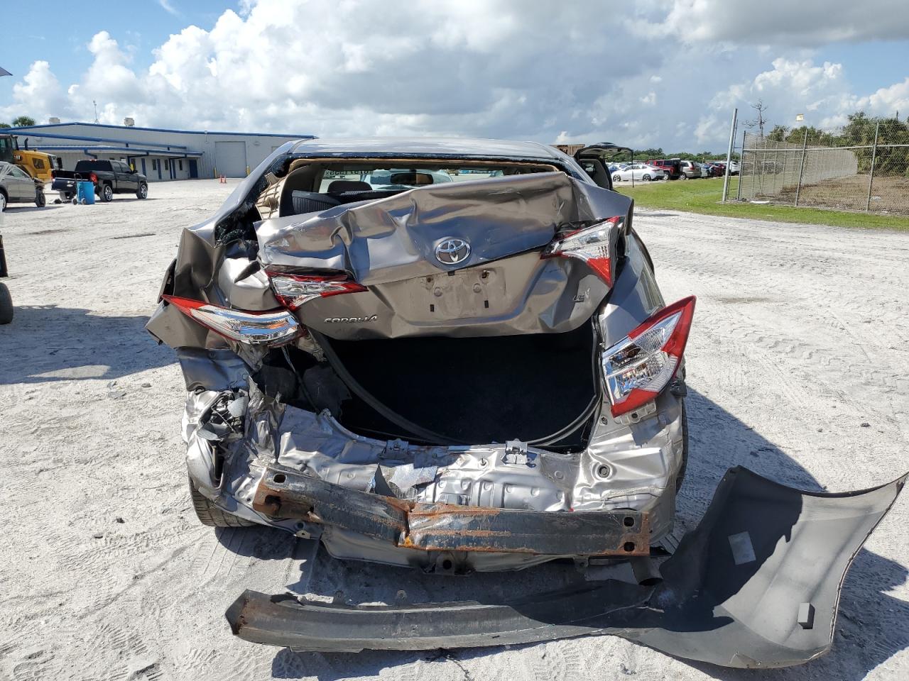 Toyota Corolla L Image 8