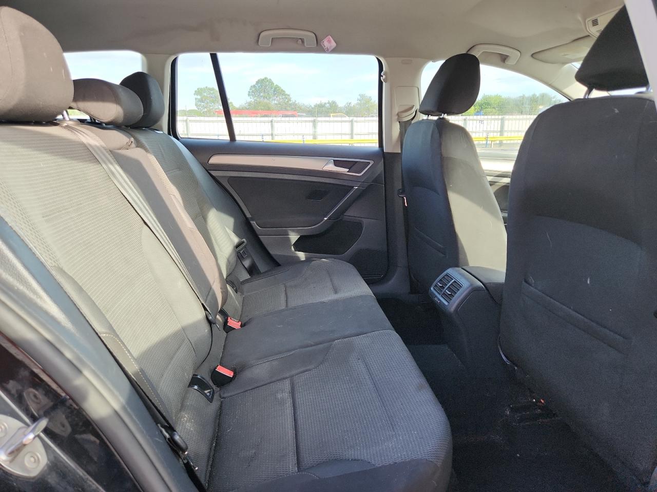 Volkswagen Golf S Image 9