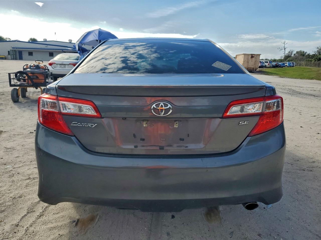 Toyota Camry L Image 3
