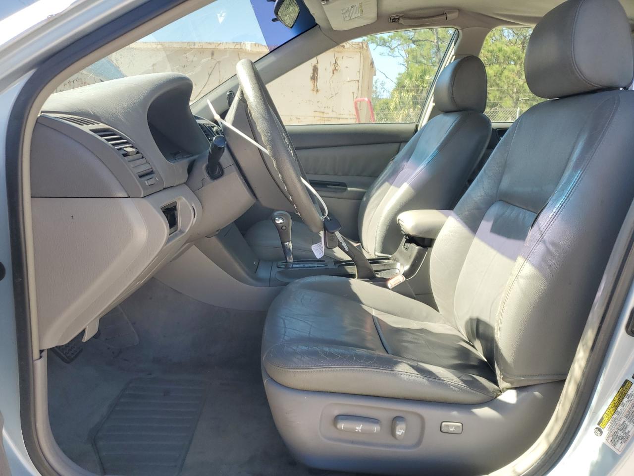 Toyota Camry Le Image 3