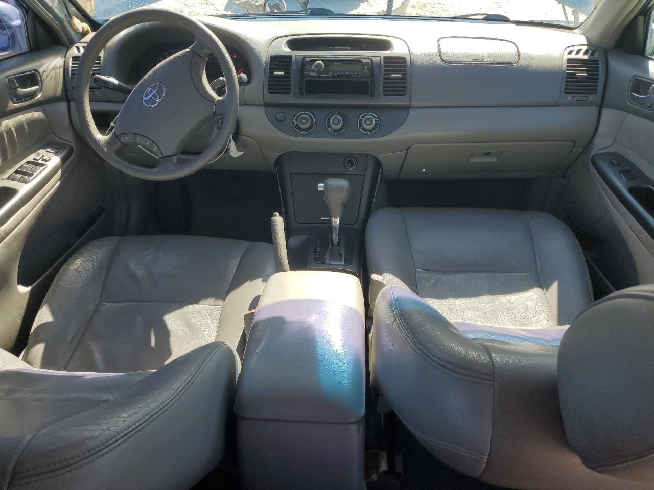 Toyota Camry Le Image 8