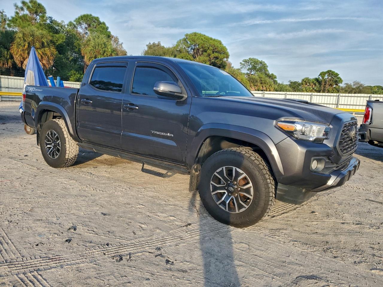 Toyota Tacoma Double Cab Image 3