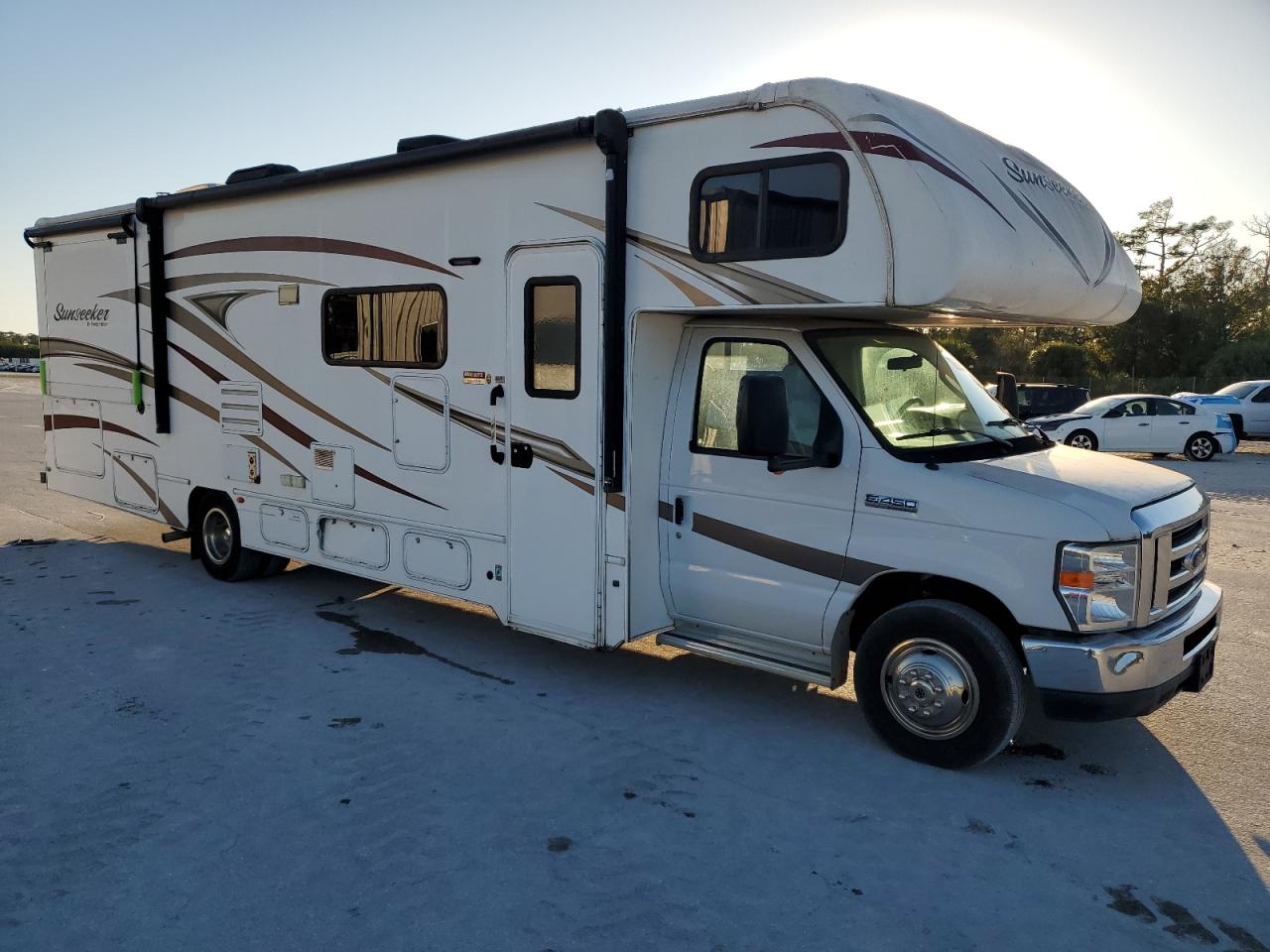 Ford Econoline E450 Super Duty Cutaway Van Image 1