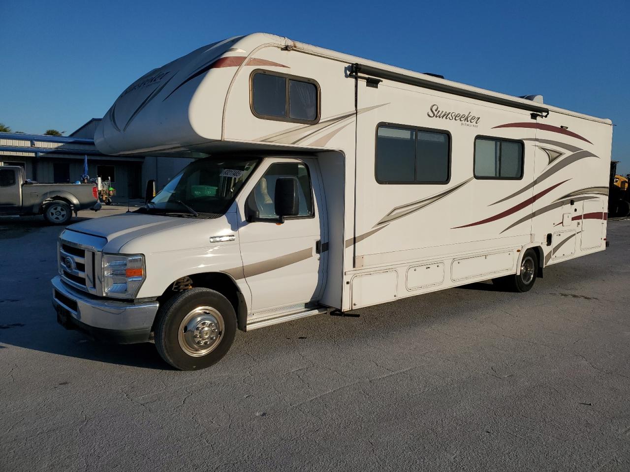 Ford Econoline E450 Super Duty Cutaway Van Image 10