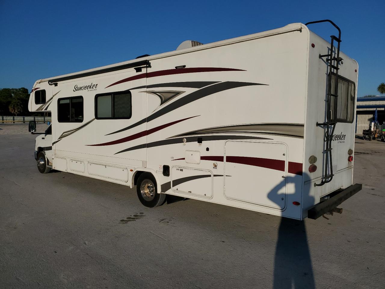 Ford Econoline E450 Super Duty Cutaway Van Image 2