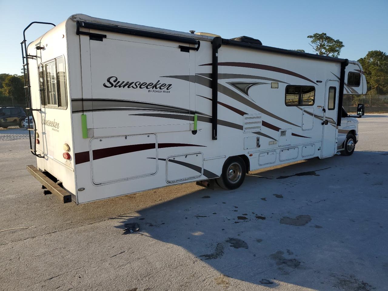 Ford Econoline E450 Super Duty Cutaway Van Image 3