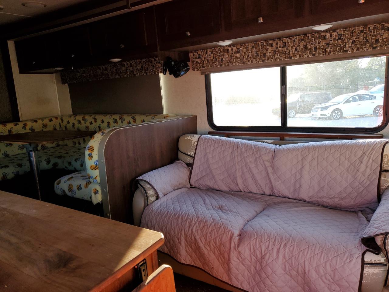 Ford Econoline E450 Super Duty Cutaway Van Image 6