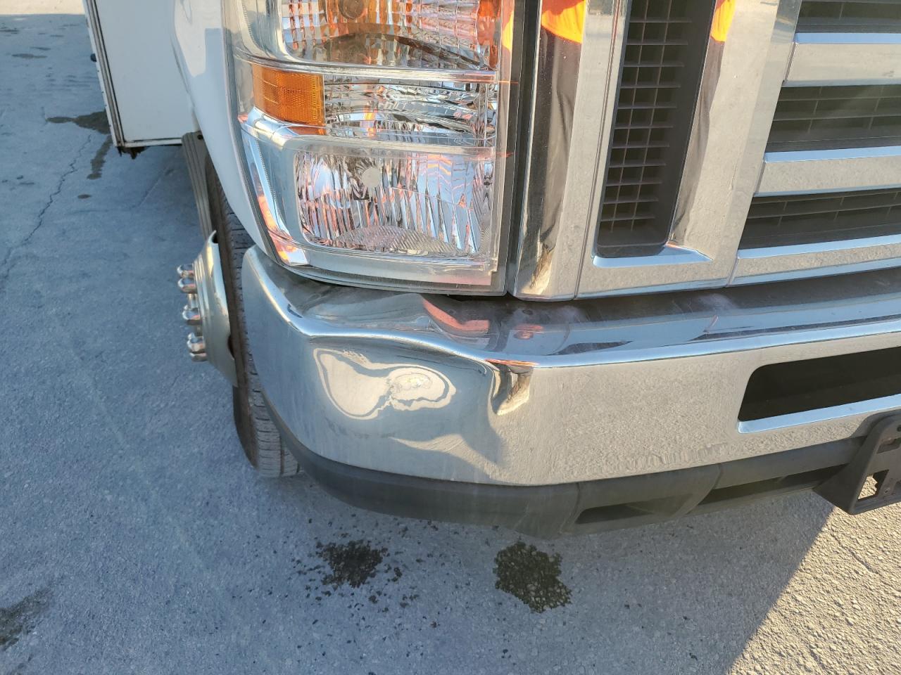 Ford Econoline E450 Super Duty Cutaway Van Image 9