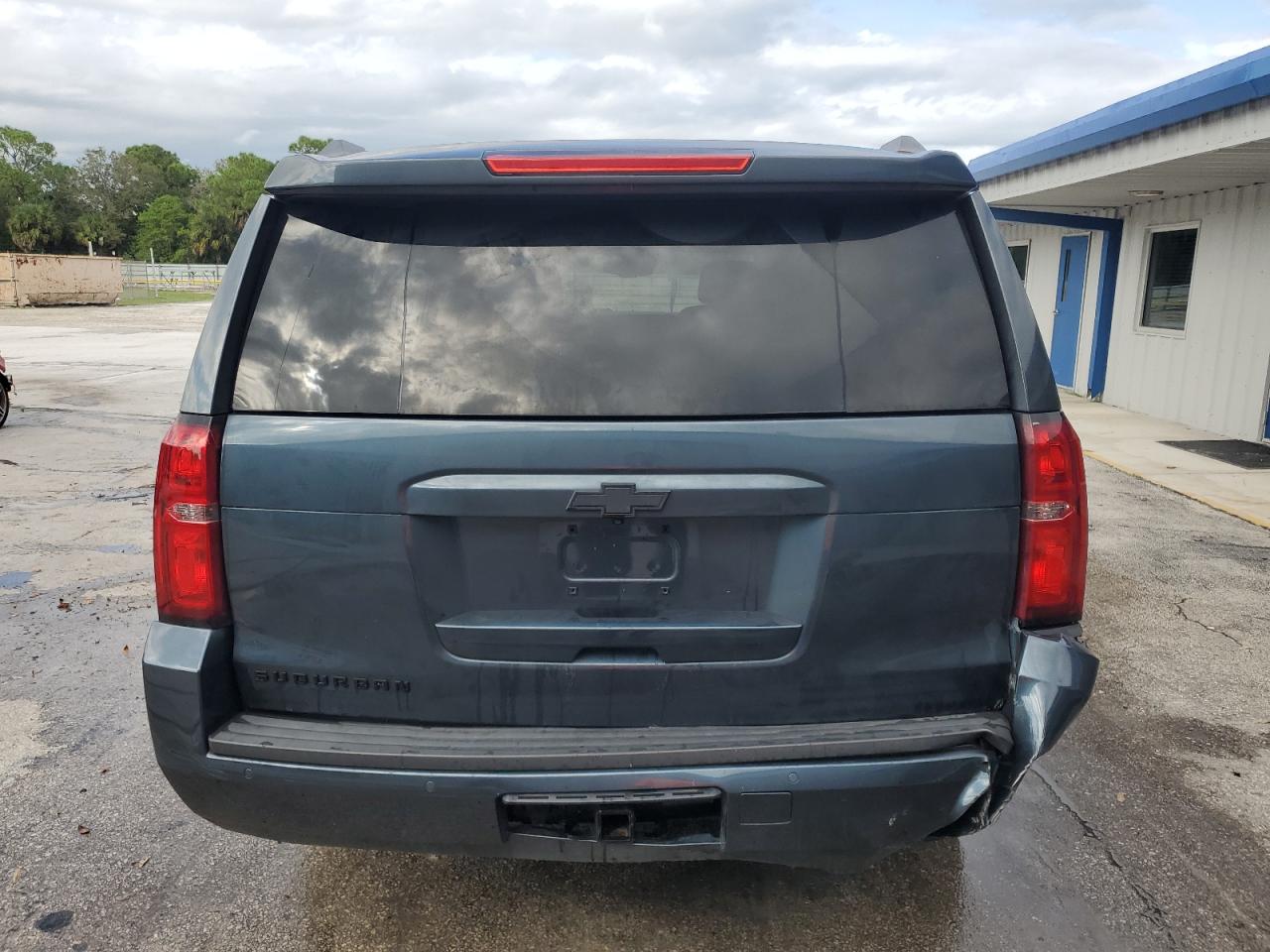 Chevrolet Suburban C1500 Lt Image 3