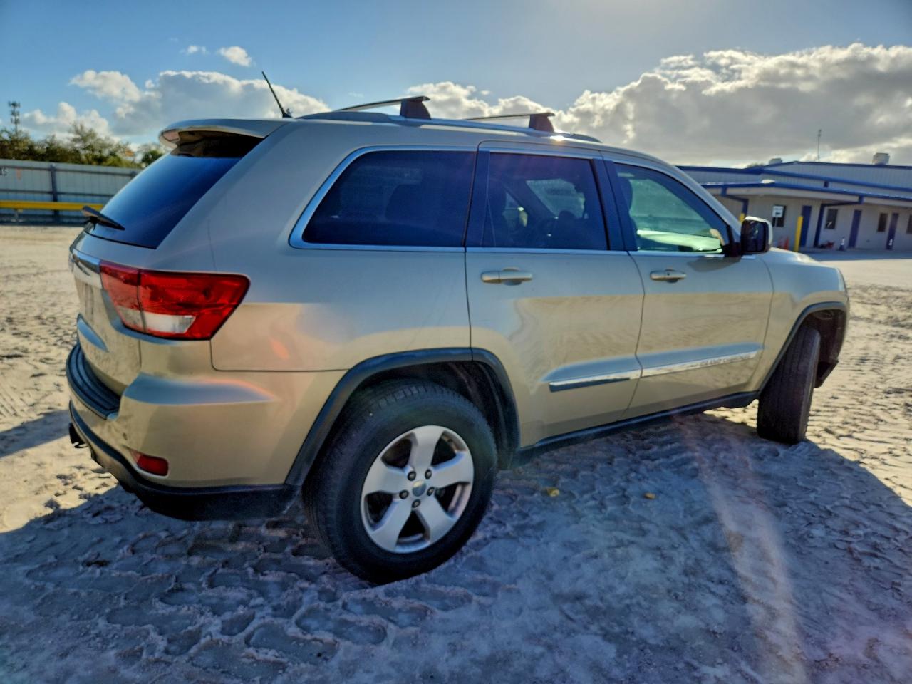Jeep Grand Cherokee Laredo Image 8