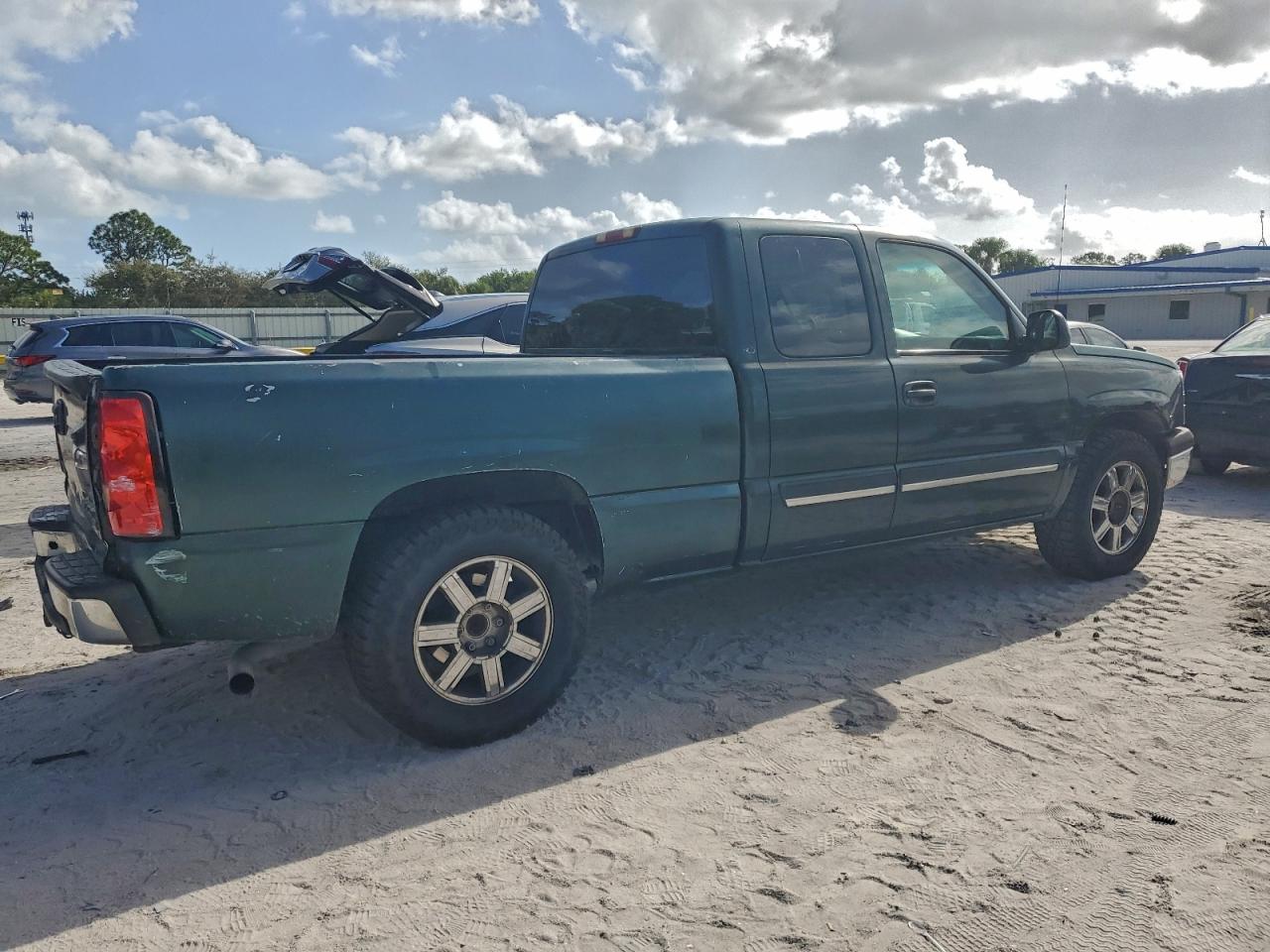 Chevrolet Silverado C1500 Image 3