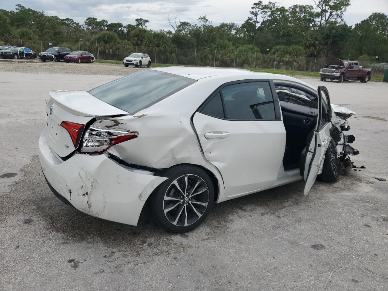 Toyota Corolla L Image 8