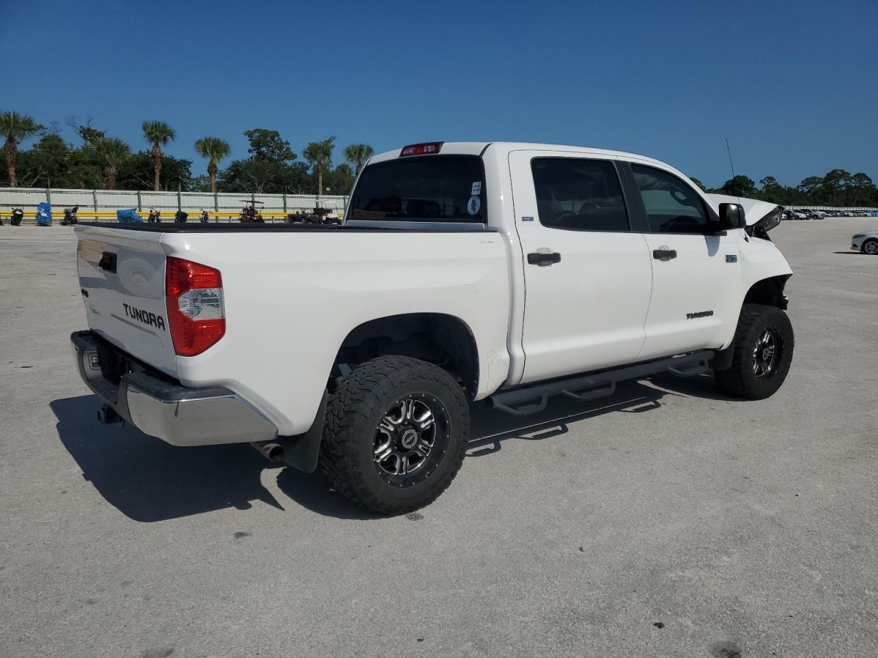 Toyota Tundra Crewmax Sr5 Image 3