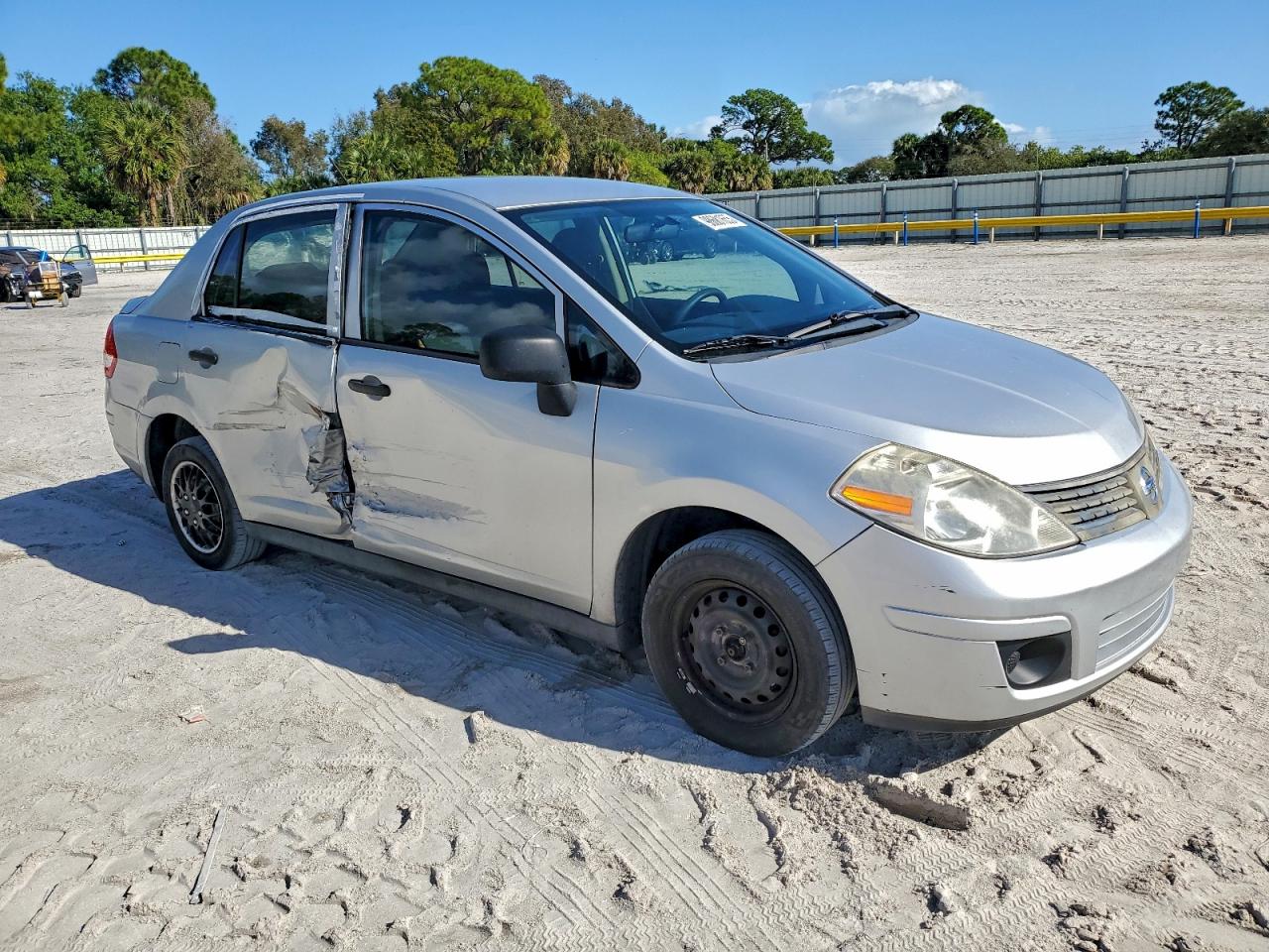 Nissan Versa S Image 6