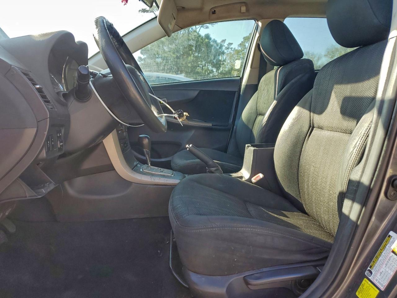 Toyota Corolla Base Image 3