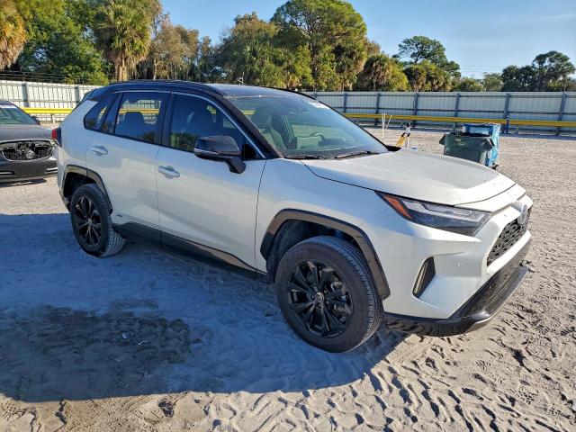 Toyota RAV4 Xse Image 3