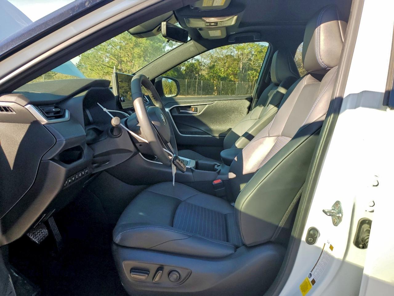 Toyota RAV4 Xse Image 7