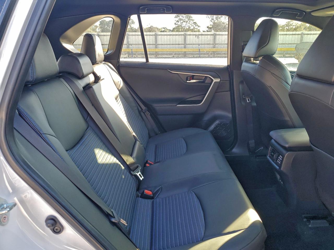 Toyota RAV4 Xse Image 9