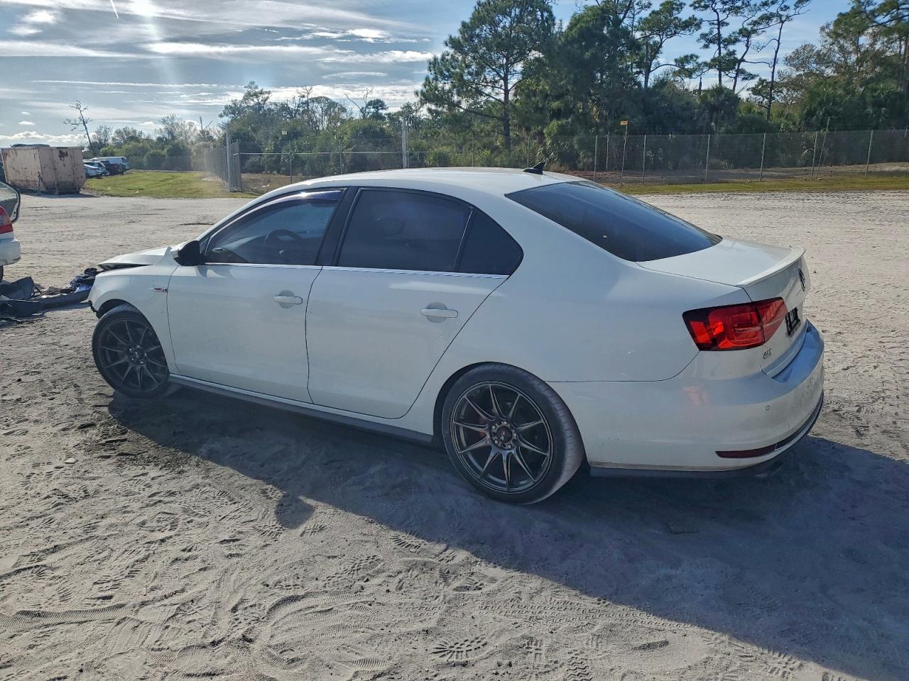 Volkswagen Jetta Gli Image 5