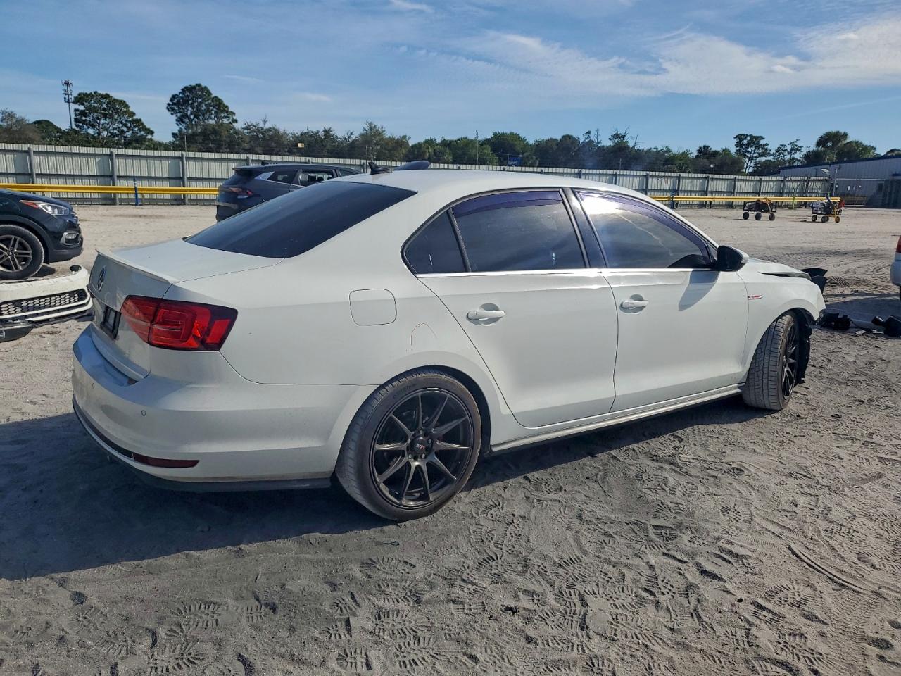 Volkswagen Jetta Gli Image 3