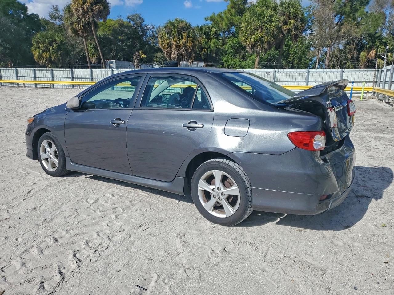 Toyota Corolla Base Image 9