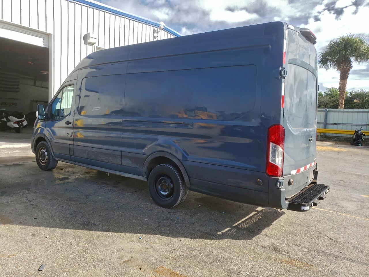 Ford Transit T-250 Image 6