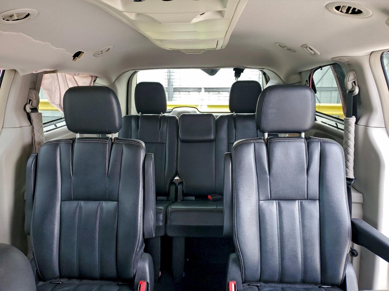 Chrysler Minivan Touring Image 13